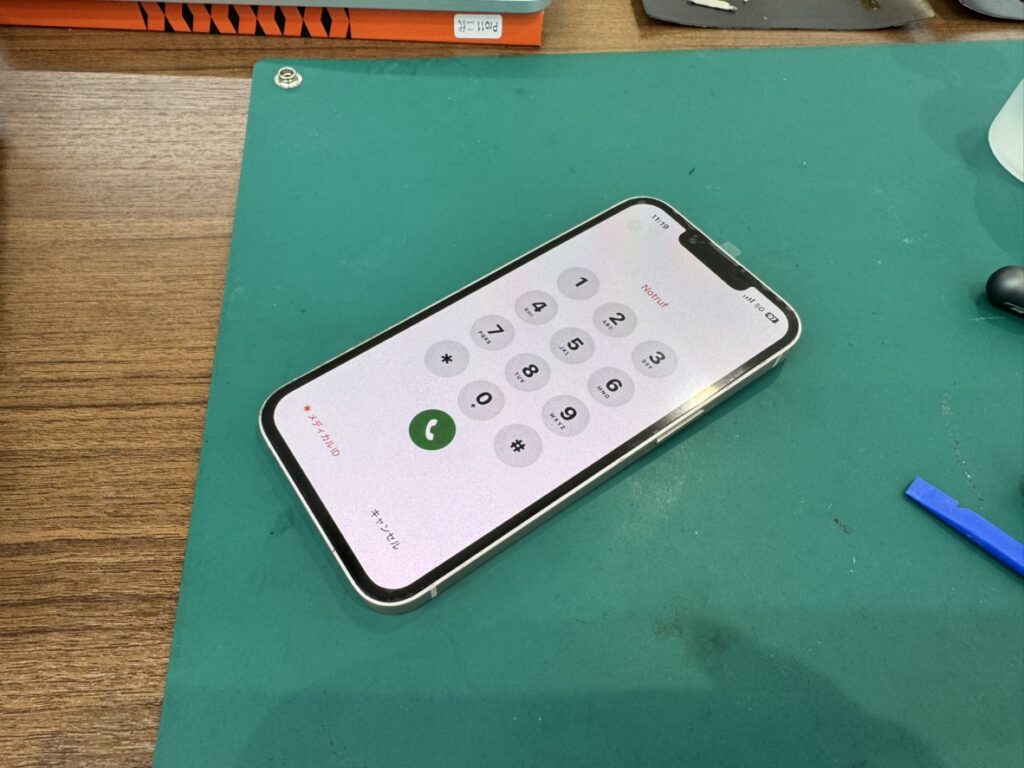 画面交換を終えて美しい表示とタッチ機能が復活したiPhone 13