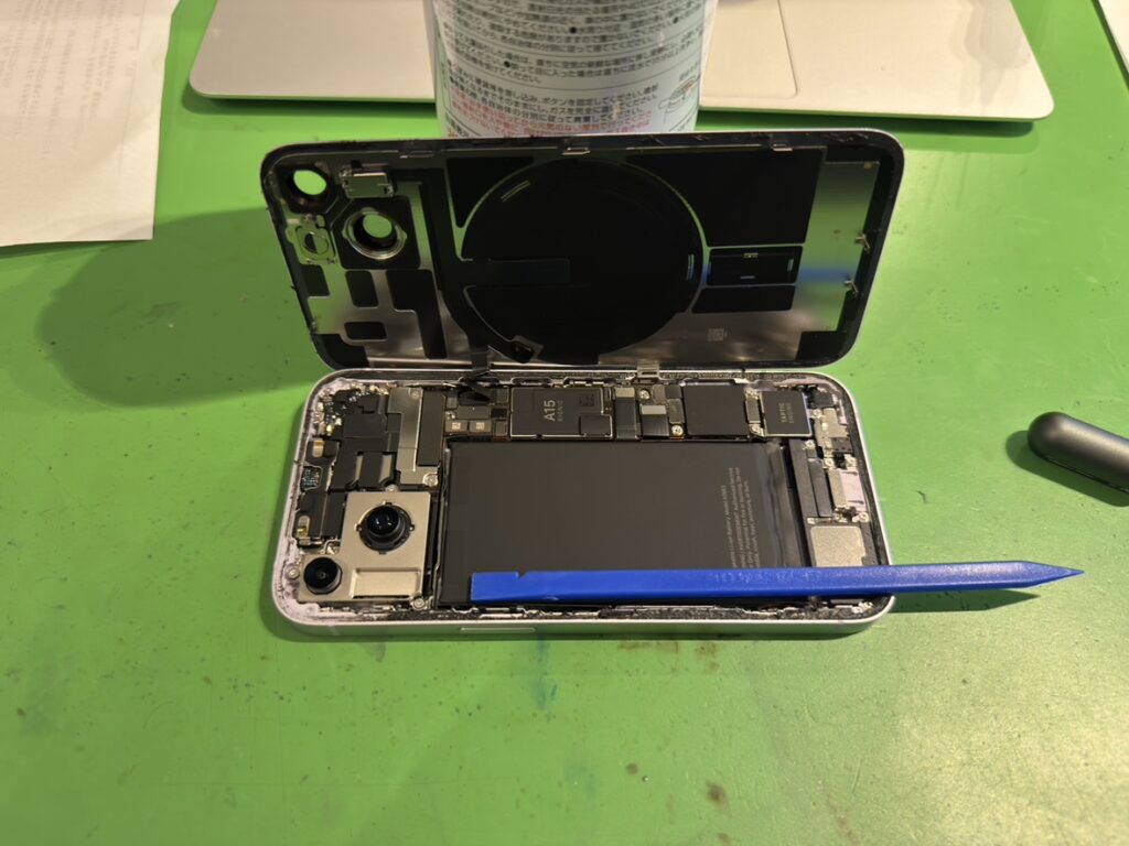 フェニックスさいか屋横須賀店でiPhone 14の電池を取り外し中