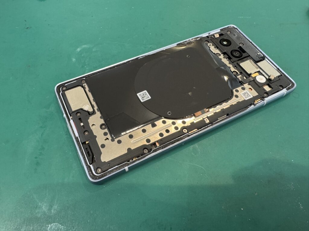 フェニックスさいか屋横須賀店でPixel 7aを分解し電池を取り外し中