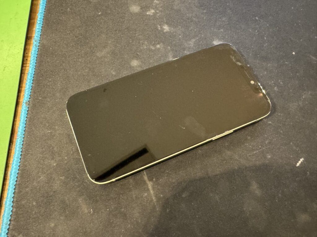 横須賀エリアから受付したガラスが激しく割れたiPhone 12のディスプレイ