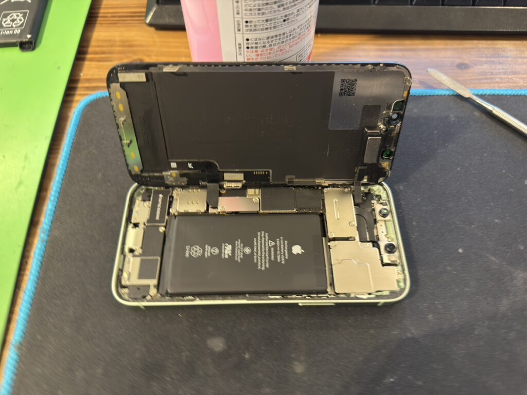 フェニックスさいか屋横須賀店でiPhone 12を分解し画面交換を行っている様子