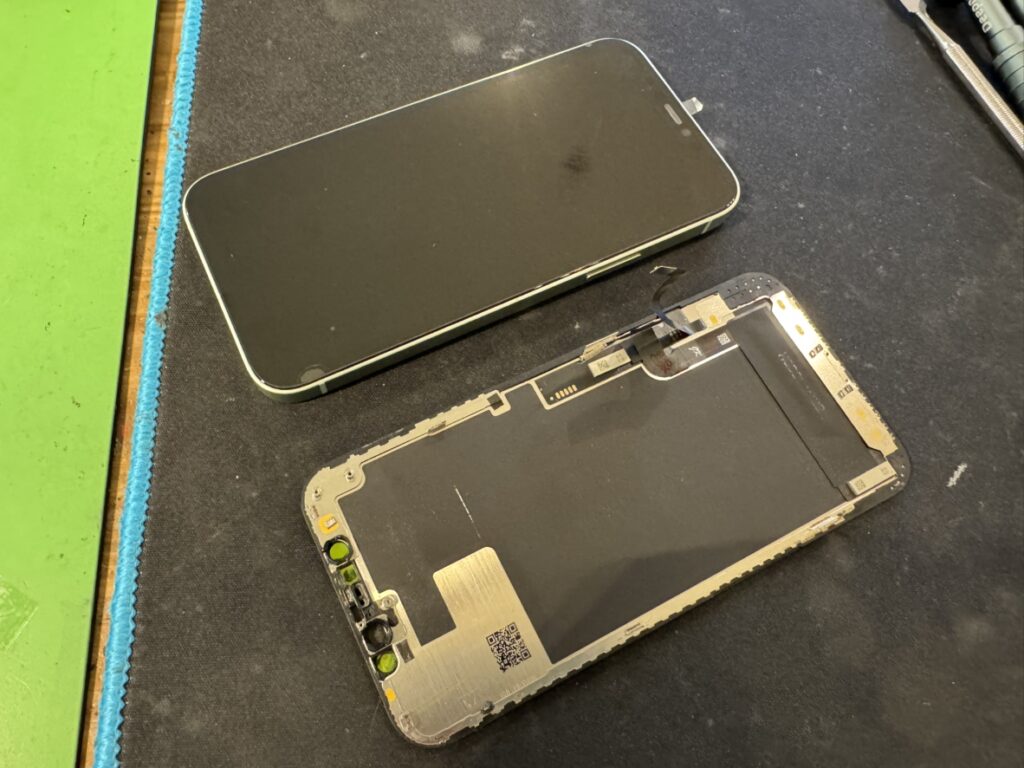 画面交換を終えてピカピカに直ったiPhone 12の美しい液晶