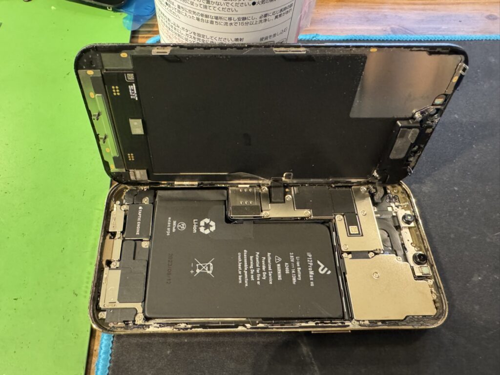 フェニックスさいか屋横須賀店でiPhone 12 Pro Maxの電池を取り外し中