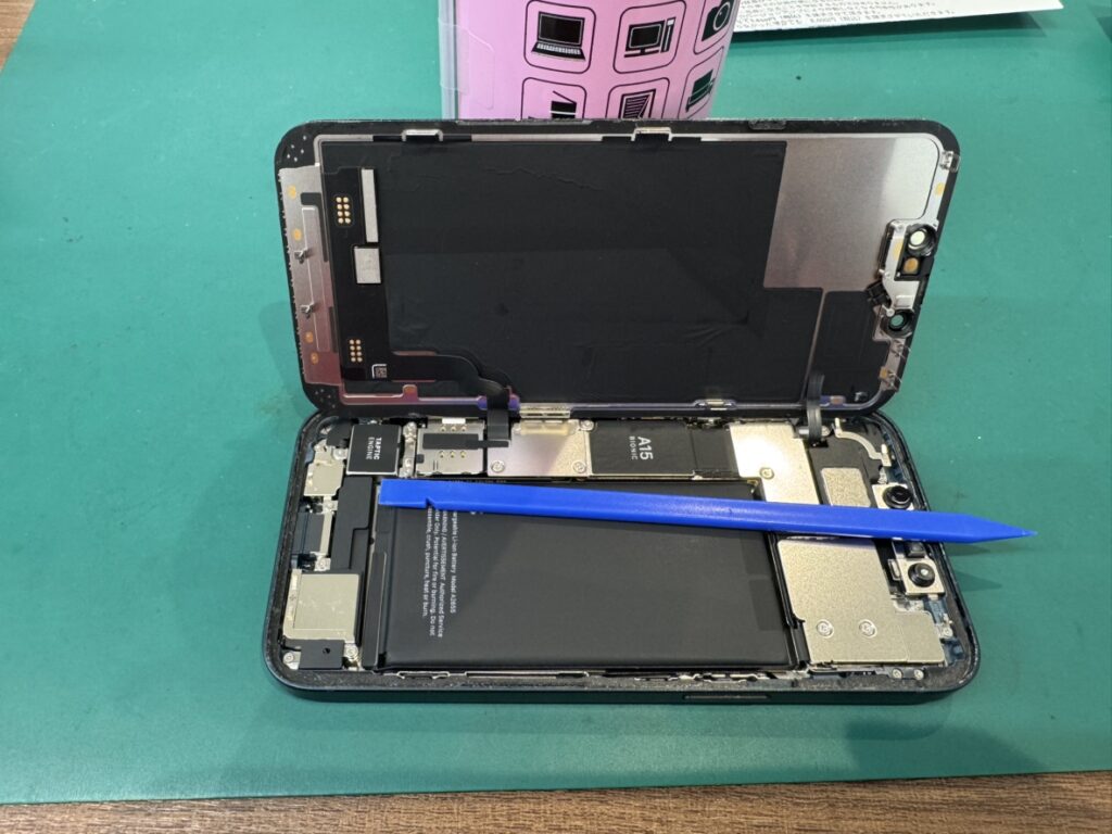 フェニックスさいか屋横須賀店でiPhone 13の電池を取り外し中