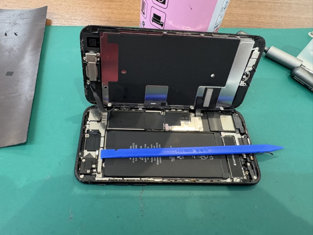 フェニックスさいか屋横須賀店でiPhone SE2の電池を取り外し中