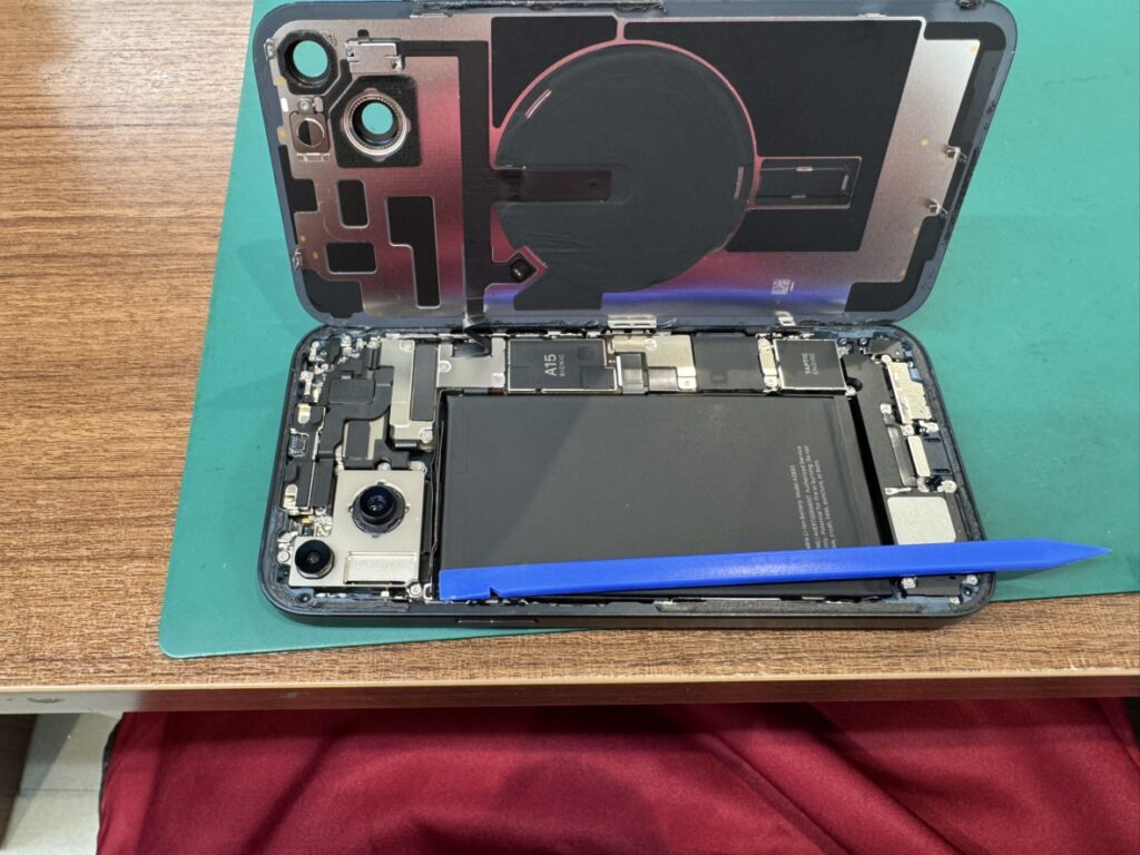 修理工房さいか屋横須賀店でiPhone 14 Plusの電池を取り外し中