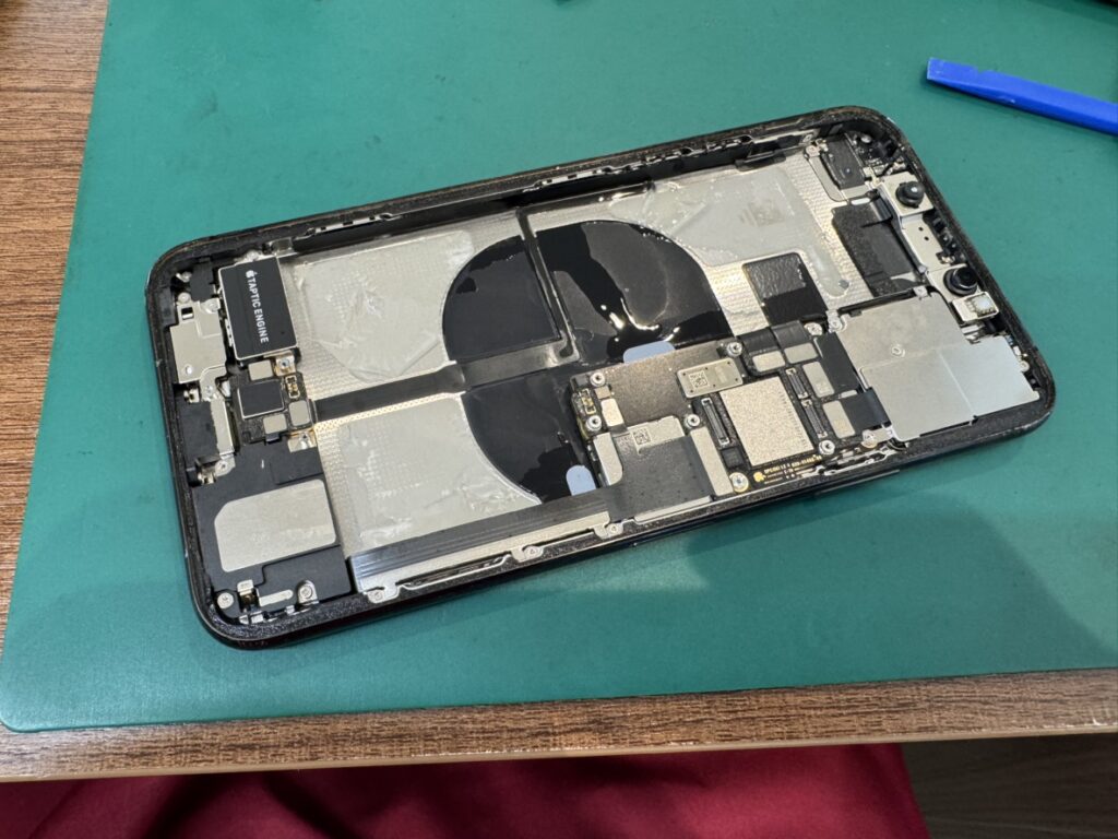 フェニックス関内2号店でiPhone 11 Pro Maxを分解し液晶を交換中