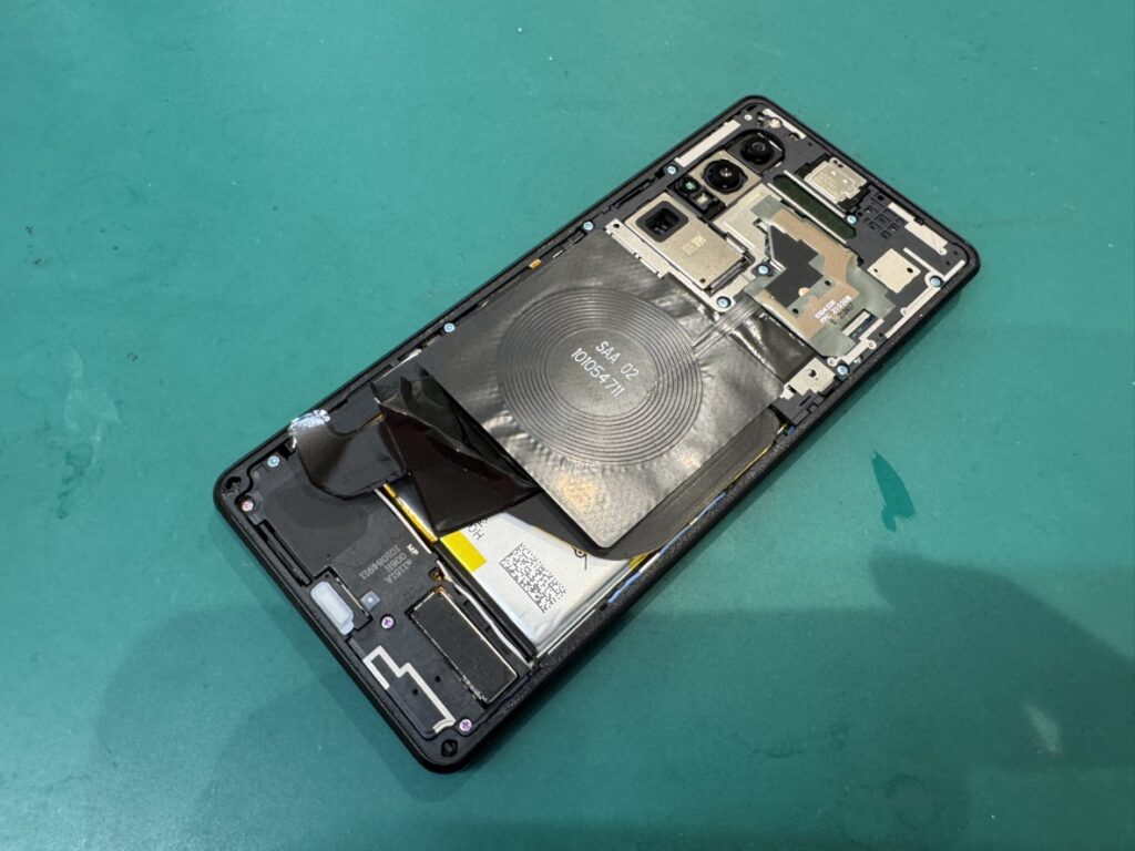 フェニックス横浜関内本店でXperia 1 Ⅲを分解し内蔵電池を交換中