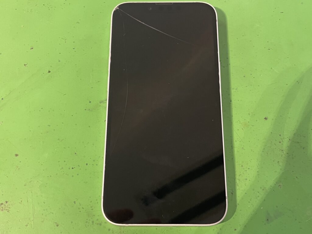 落とした衝撃でガラスが割れ、画面が完全に真っ暗になって何も映らなくなったiPhone16e