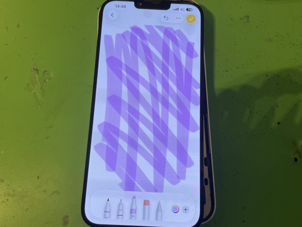 新しい画面を仮付けし、メモアプリのペン機能を使って右上までしっかり線が引けるかタッチテストをしている様子