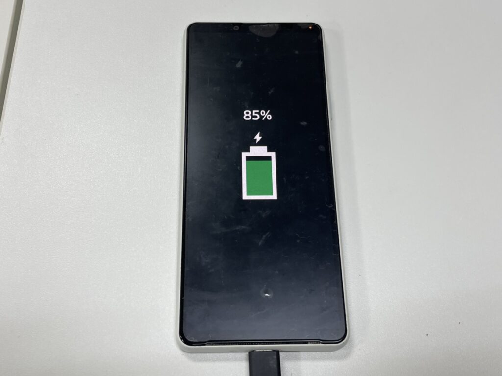 電源ボタンが物理的に陥没・故障し、充電はできるものの起動ができなくなったXperia10Ⅲ
