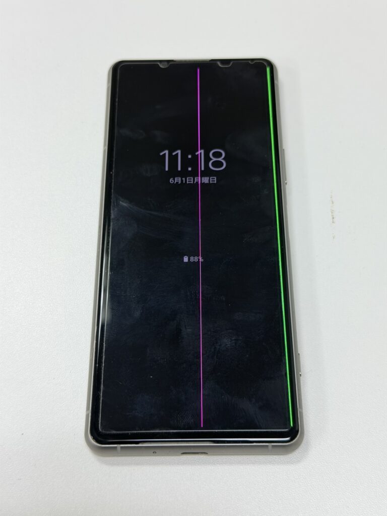 画面の右側に鮮やかな縦線が入ってしまったXperia 5 IIIの表示不良状態。