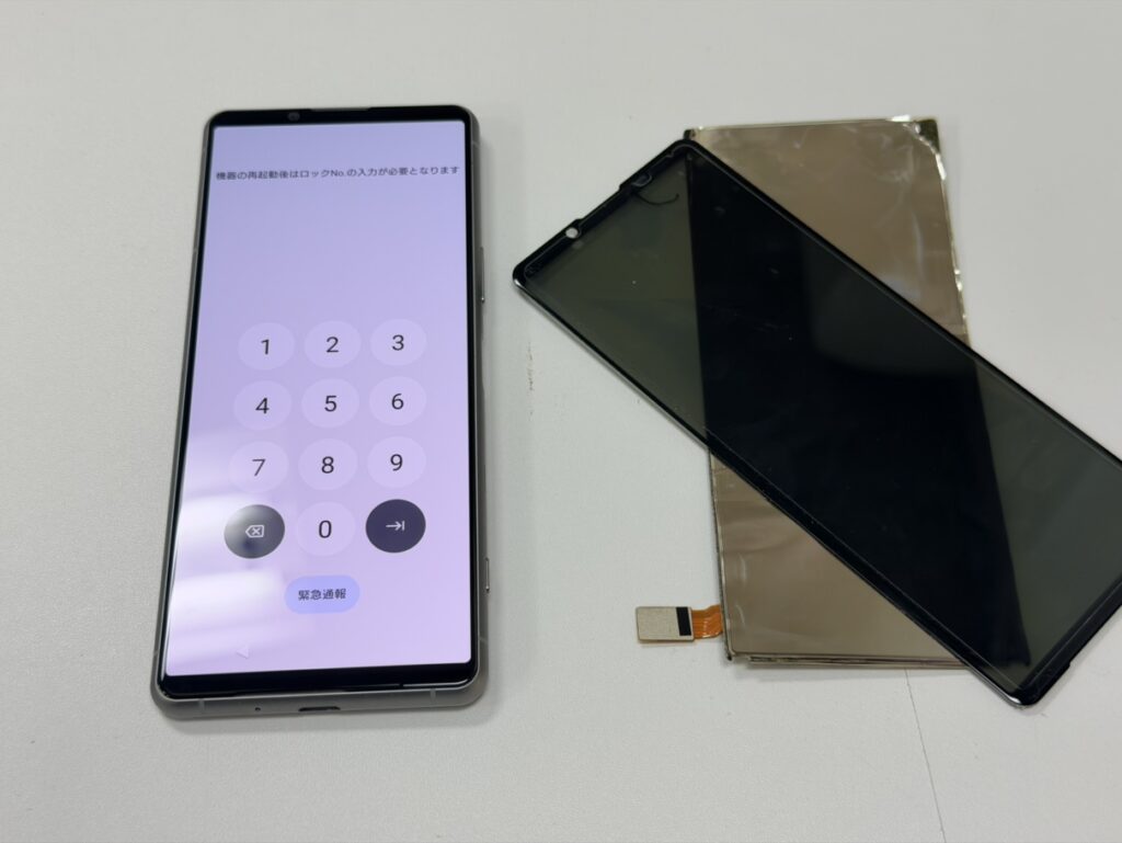 60分で画面交換が終わり、縦線が完全に消えて美しく映るXperia 5 III。