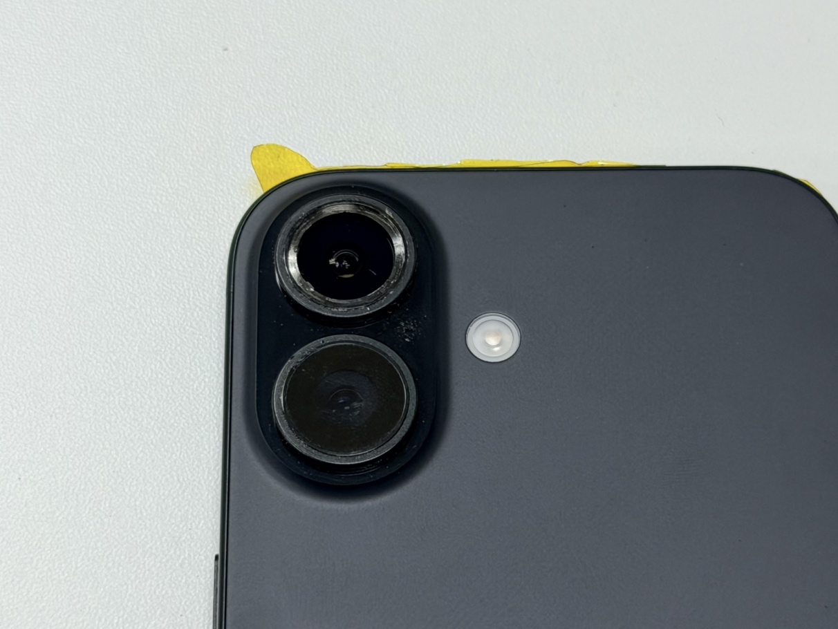 iPhone 16のカメラレンズ割れ修理！上側ガラス交換も即日完了