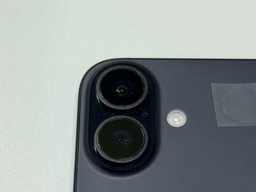 30分で新しいガラスレンズに交換され、ピカピカに元通りになったiPhone 16の背面。