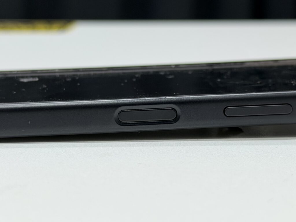 スリープボタンの押し感がなくなり、電源のオン・オフが反応しなくなったXperia 10 IV。