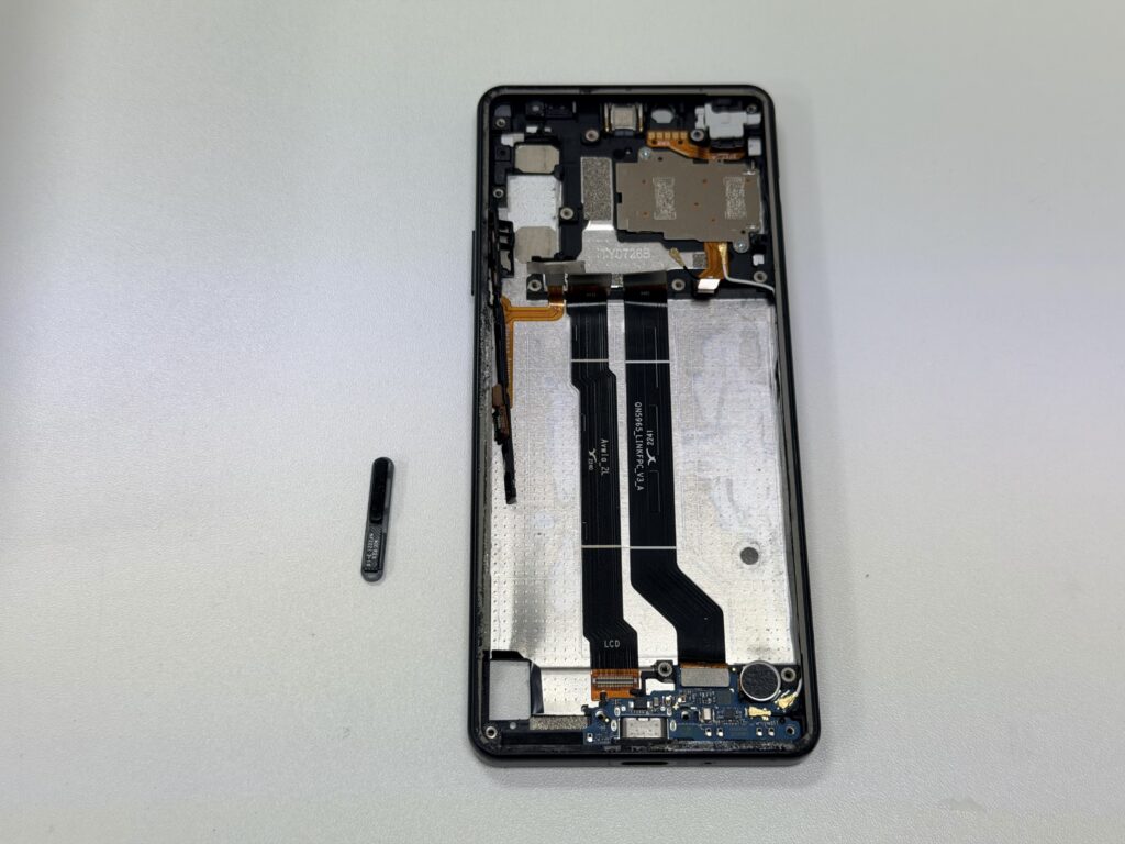 スイッチへアクセスするため、Xperia 10 IVの基板、バッテリー、ケーブルを全て取り外した様子。