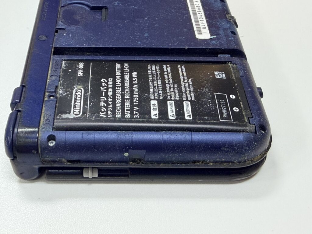 バッテリー膨張により背面のカバーが押し上げられて浮いたNew3DS LL