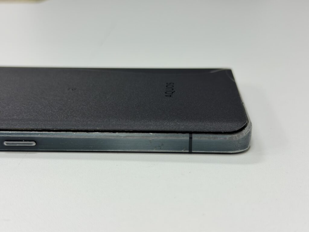 バッテリー膨張によって裏蓋が完全に浮いて外れてしまったAQUOS R7。