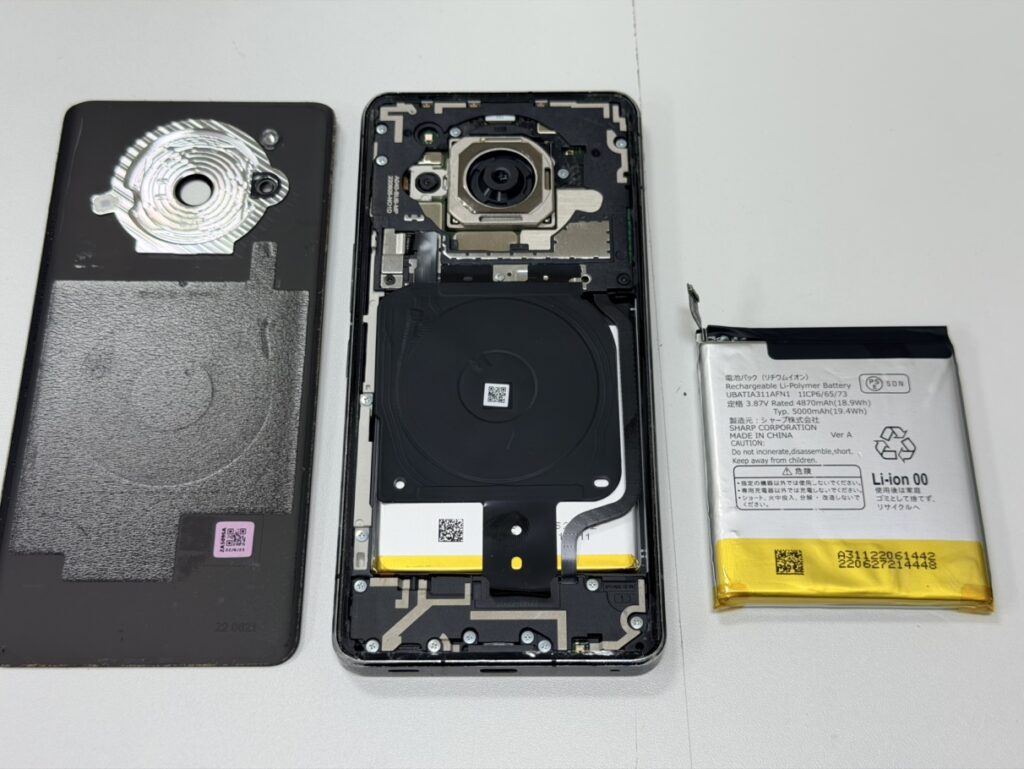 バッテリー交換が終わり、裏蓋も隙間なく綺麗に閉じて正常に起動したAQUOS R7。