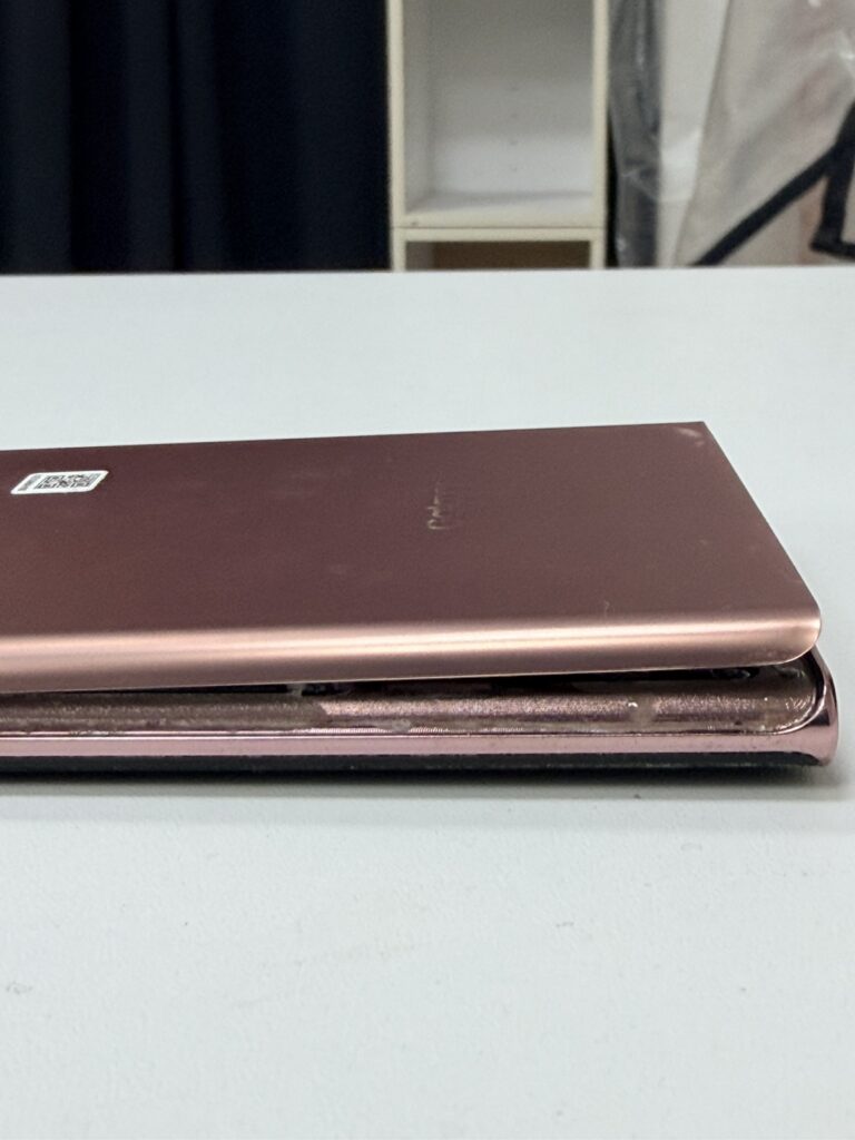 バッテリー膨張の圧力によって裏蓋(背面パネル)が完全に外れてしまったGalaxy Note20 Ultra。