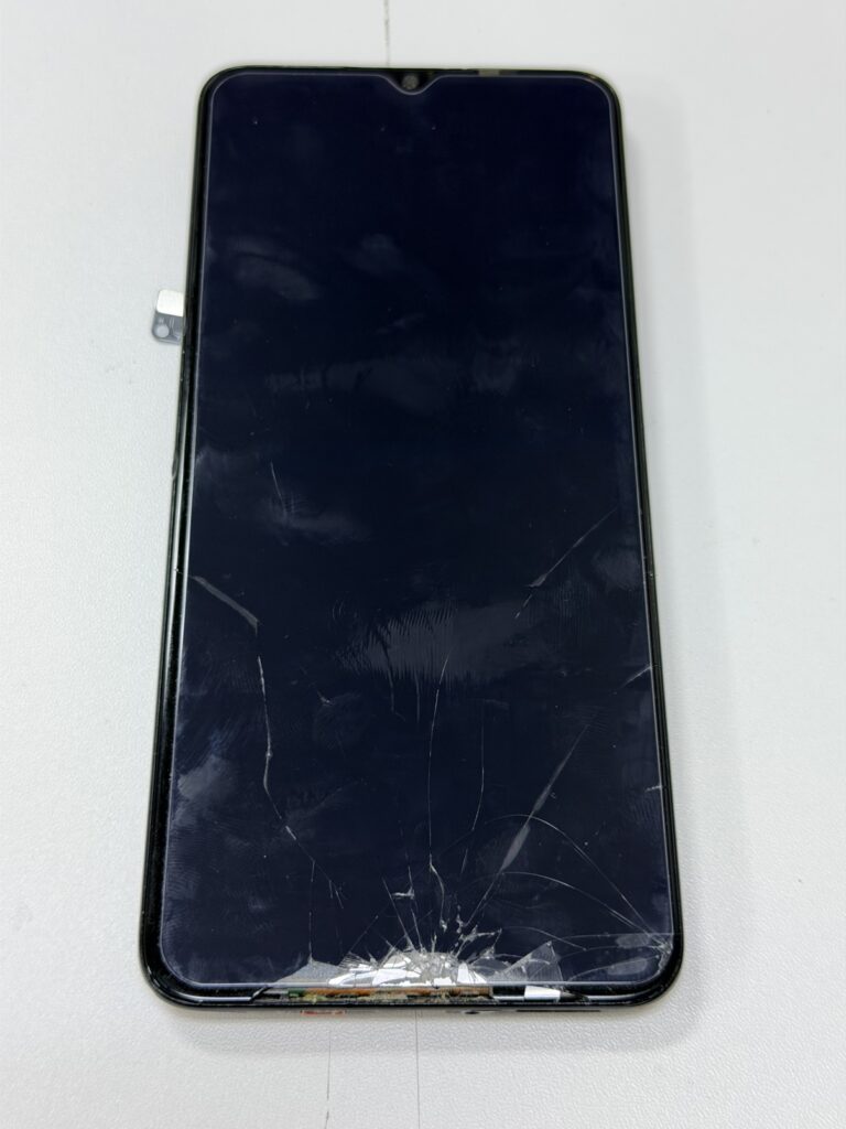OPPO A5 2020の画面下側が割れて液晶表示が乱れた状態