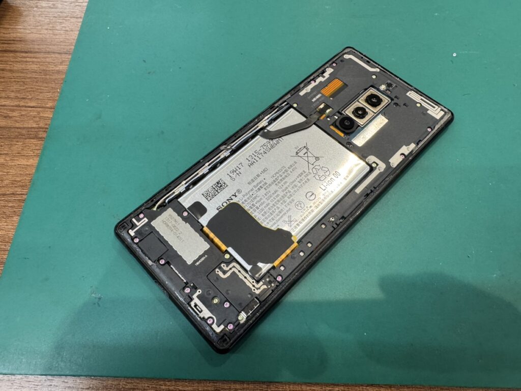 フェニックス関内2号店でXperia 1を分解し内蔵電池を交換中