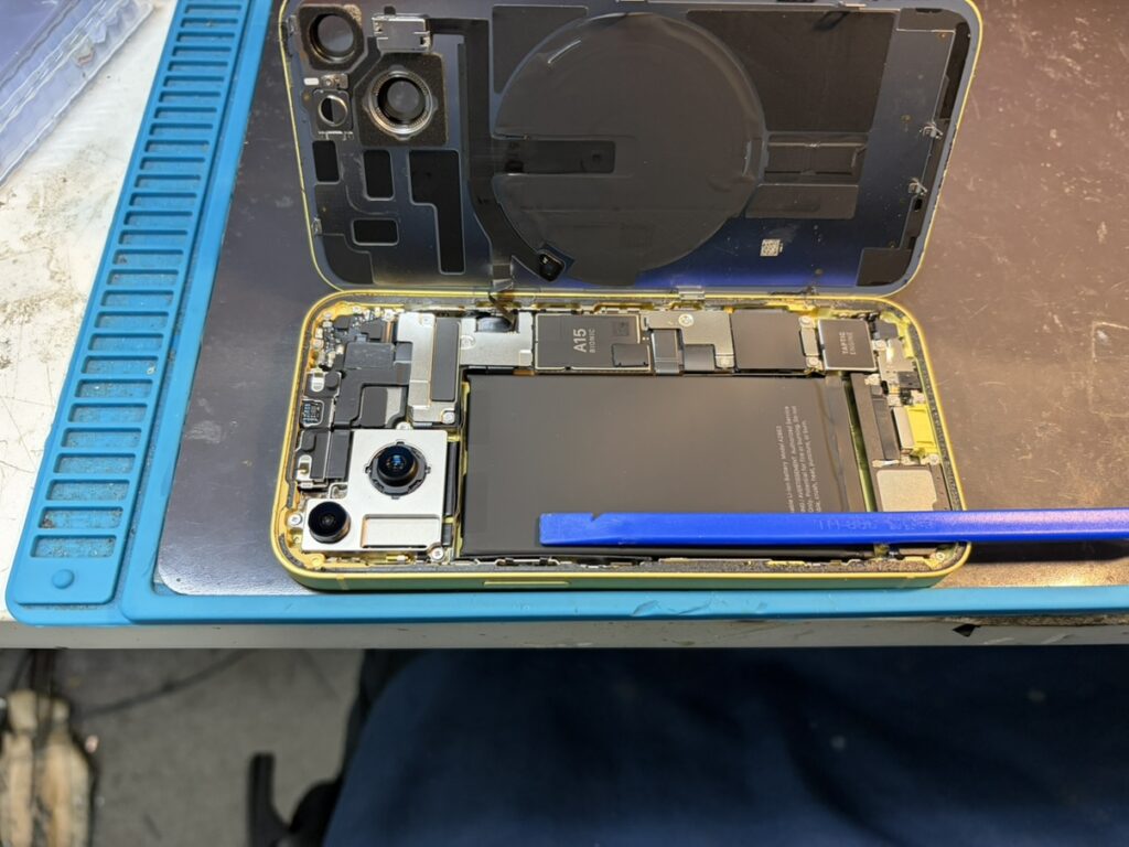 フェニックス関内2号店でiPhone 14を分解し背面カメラを交換中