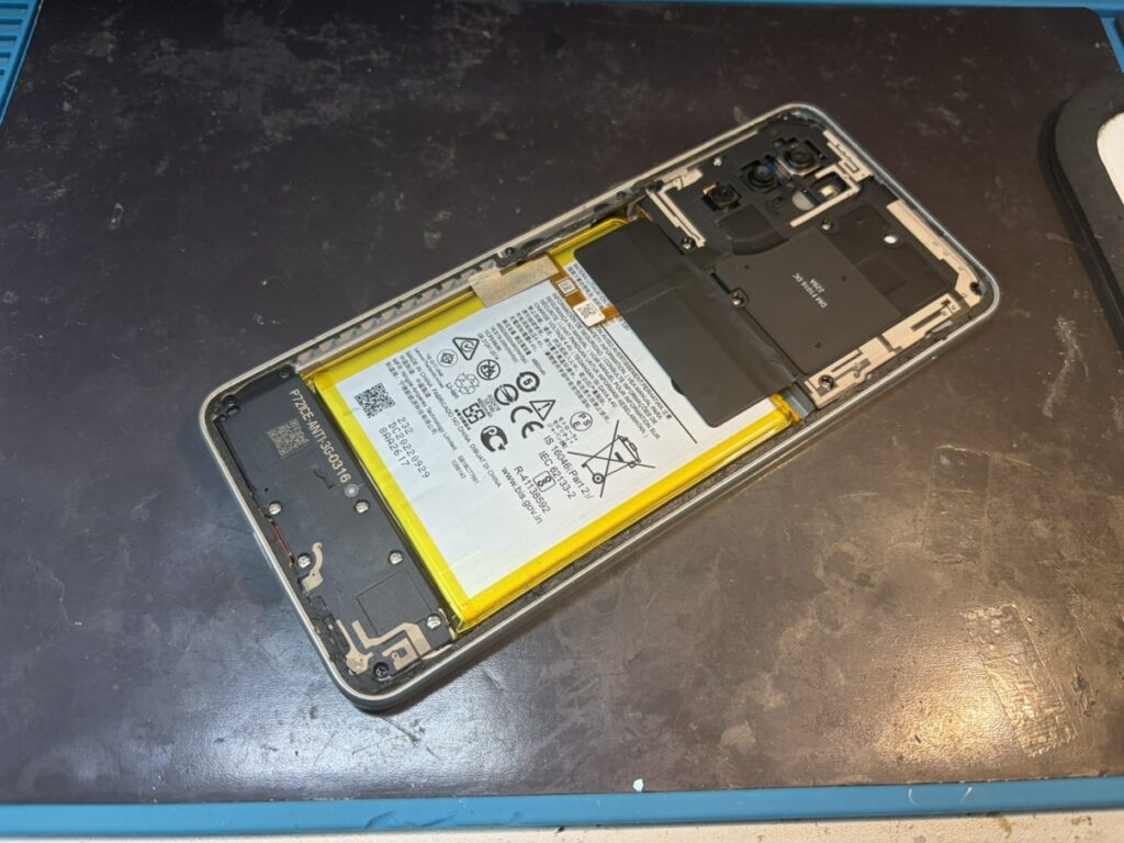 フェニックス関内2号店でg52j 5Gを丁寧に分解している様子