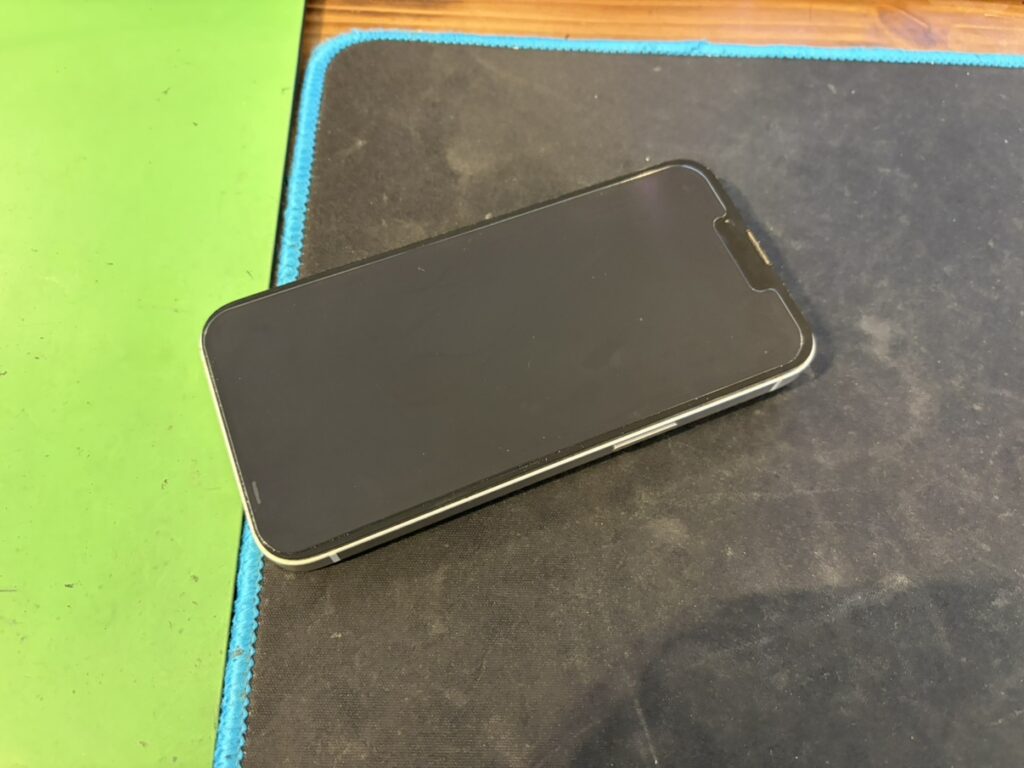 関内エリアから受付した画面がブラックアウトして真っ暗な状態のiPhone13