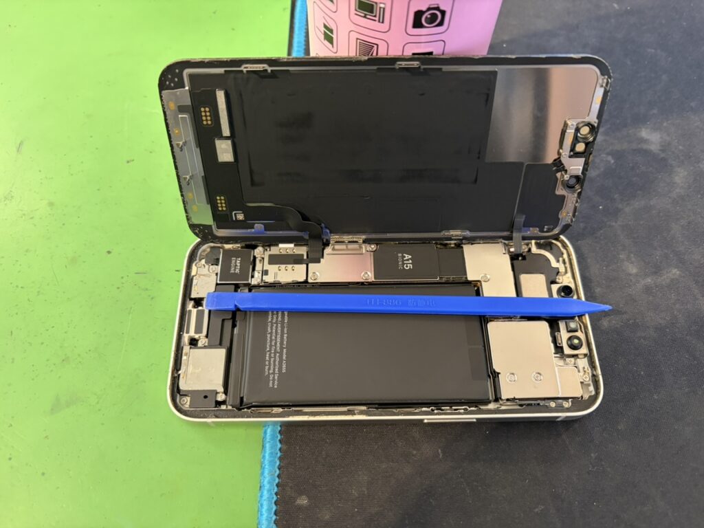 フェニックス横浜関内本店でiPhone13を分解し破損したディスプレイを取り外し中