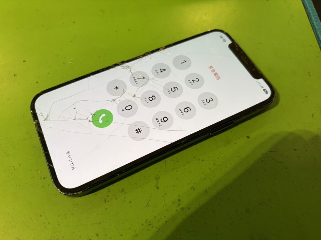 西区のお客様から依頼されたiPhone12の画面割れ修理前の状態