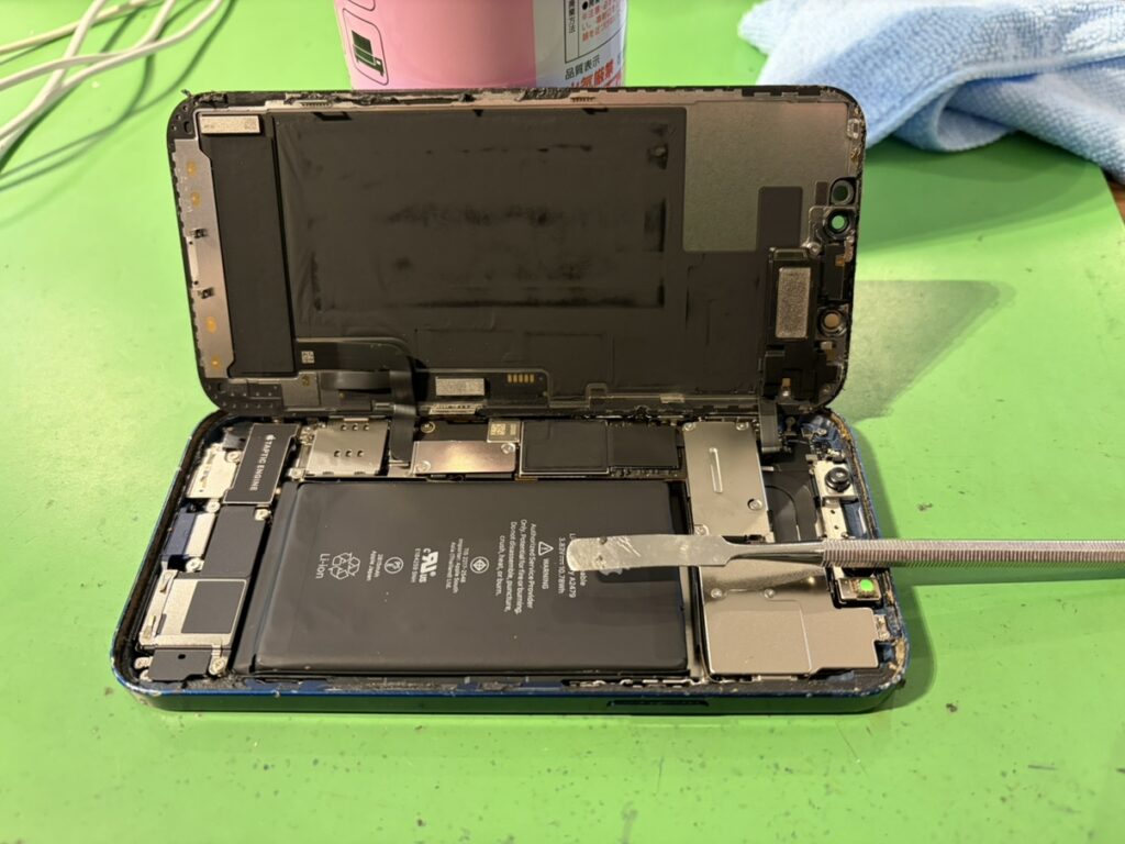 iPhone12の画面交換のためディスプレイを分解している様子