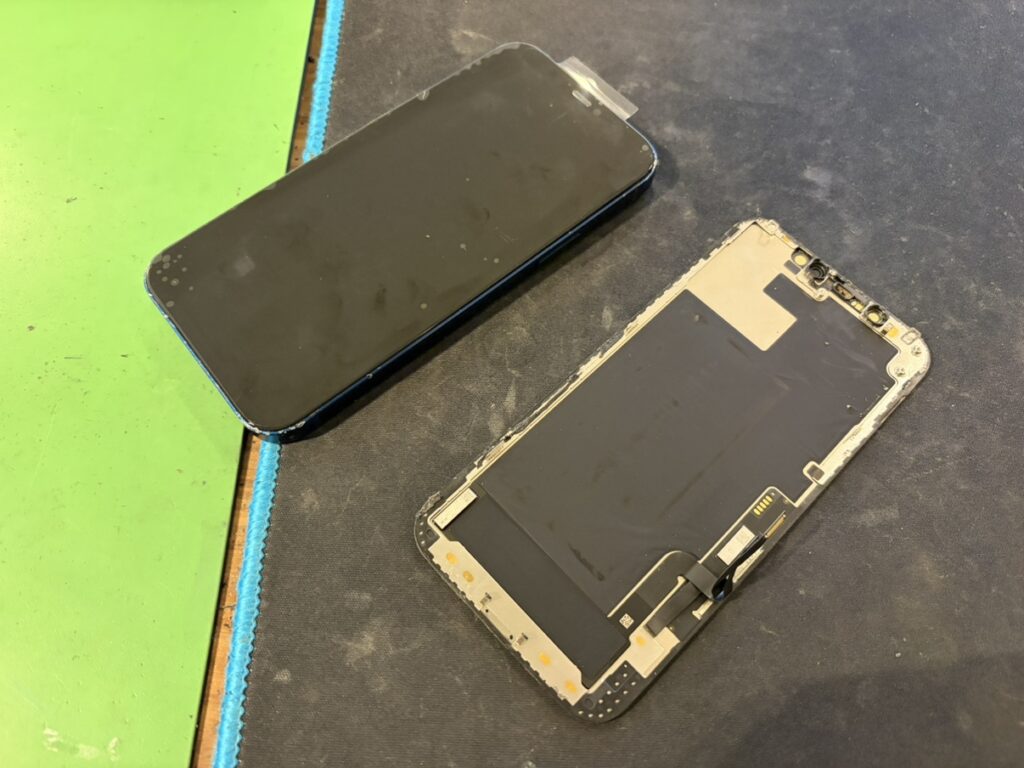 画面交換が完了して綺麗な状態に戻ったiPhone12