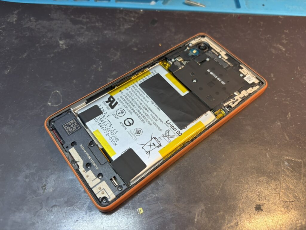 Xperia Ace IIIを分解して電源ボタン周辺を点検している様子