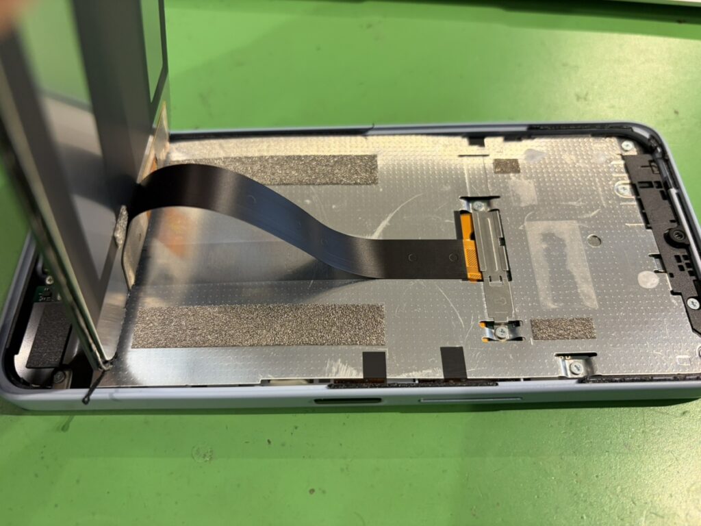 AQUOS wish4を分解してスピーカーを点検している様子