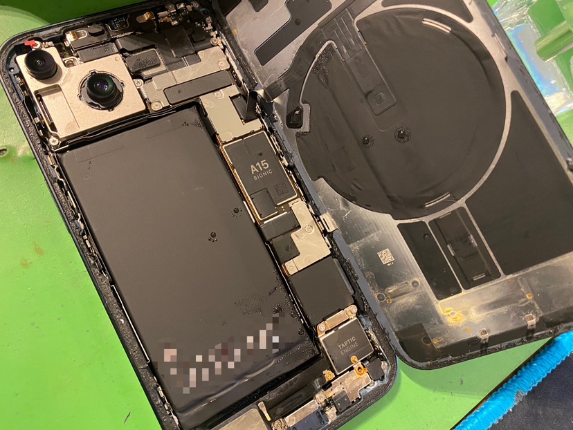 iPhone 14　水没洗浄作業　横浜関内本店