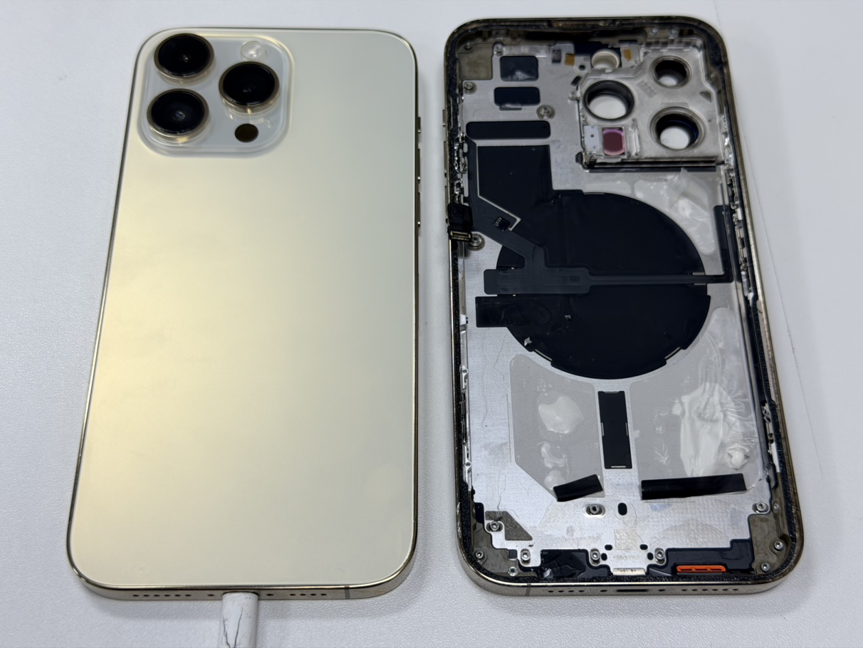 フレーム一式交換が完了し傷ひとつないクリアな背面を取り戻したiPhone 14 Pro Maxの修理後写真