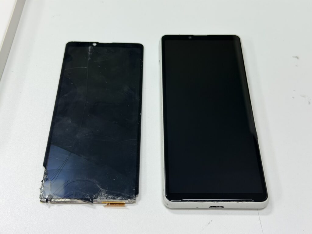 新しいディスプレイへの交換と圧着が完了し、正常に画面が映るようになったXperia 10 IIIの修理後写真