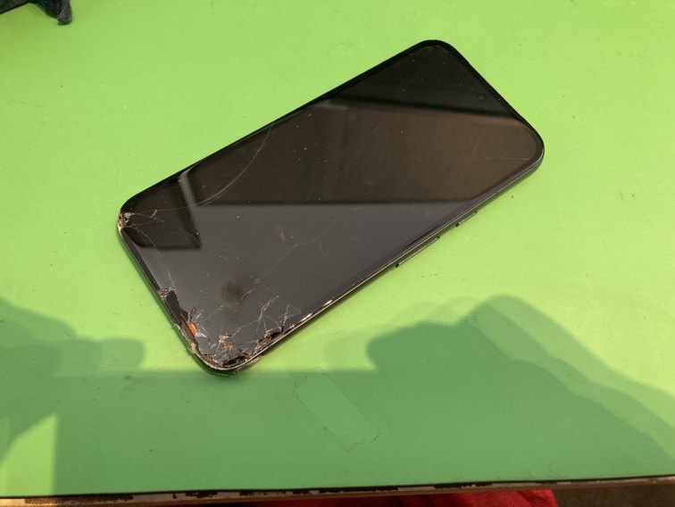 Pixel 8aの画面が割れてしまった修理前の状態