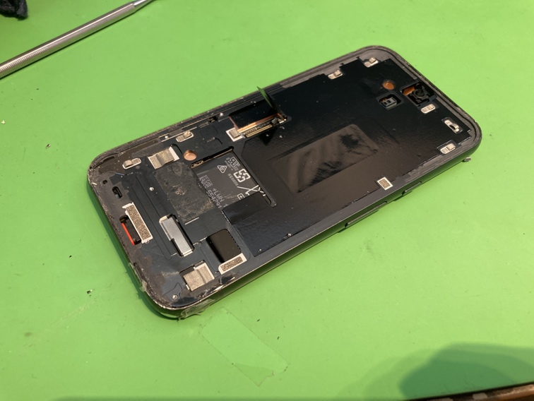 Pixel 8aを分解して画面交換を行っている様子