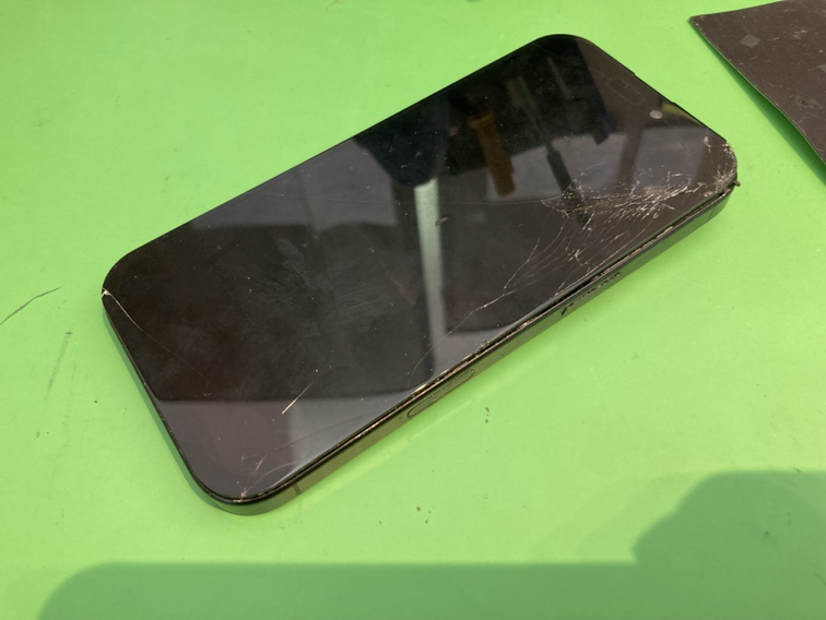 iPhone16 Pro Maxの画面が割れた修理前の状態