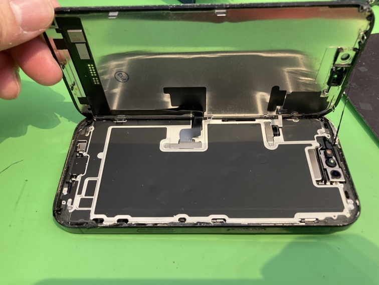 iPhone16 Pro Maxを分解して画面交換を行っている様子