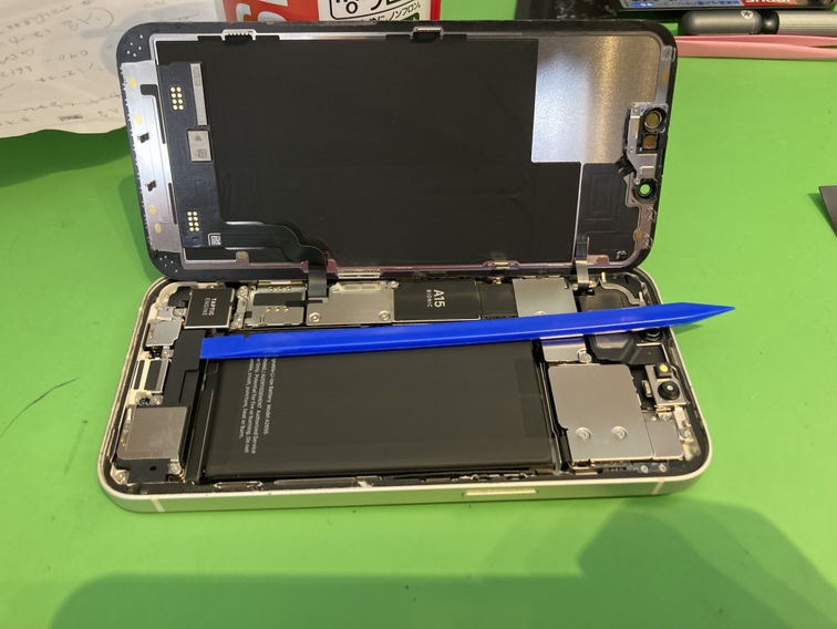 iPhone13を分解してバッテリー交換を行う様子