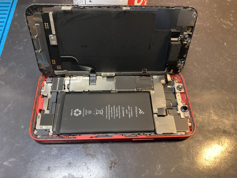 iPhone12 miniを分解してバッテリーを交換している様子