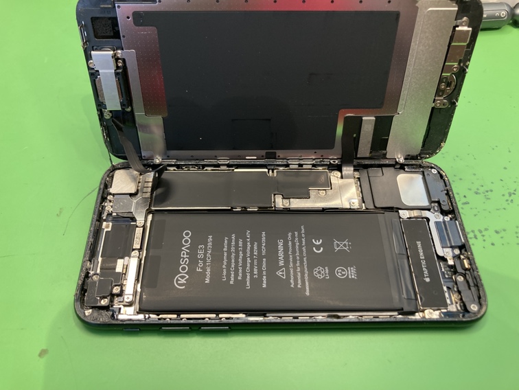 分解中：iPhone SE3を分解してバッテリー交換を行っている様子