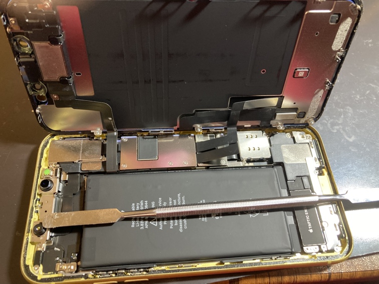 分解中：iPhone11 Proを分解してバッテリー交換を行っている様子