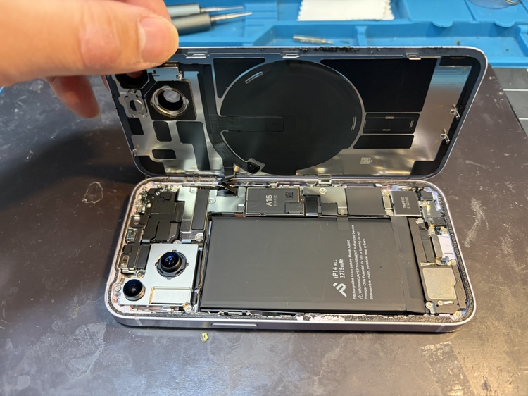iPhone14を分解してバッテリー交換を行っている様子