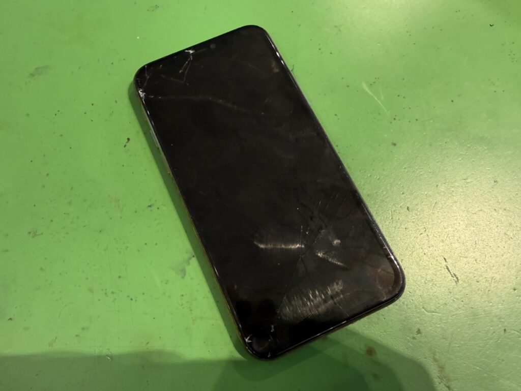 iPhone11Pro 画面映らない 関内