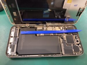 iPhone15ProMax分解中の様子・OLEDパネル交換作業(フェニックスさいか屋横須賀店)